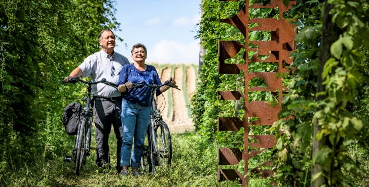 twee fietsers in een hopveld