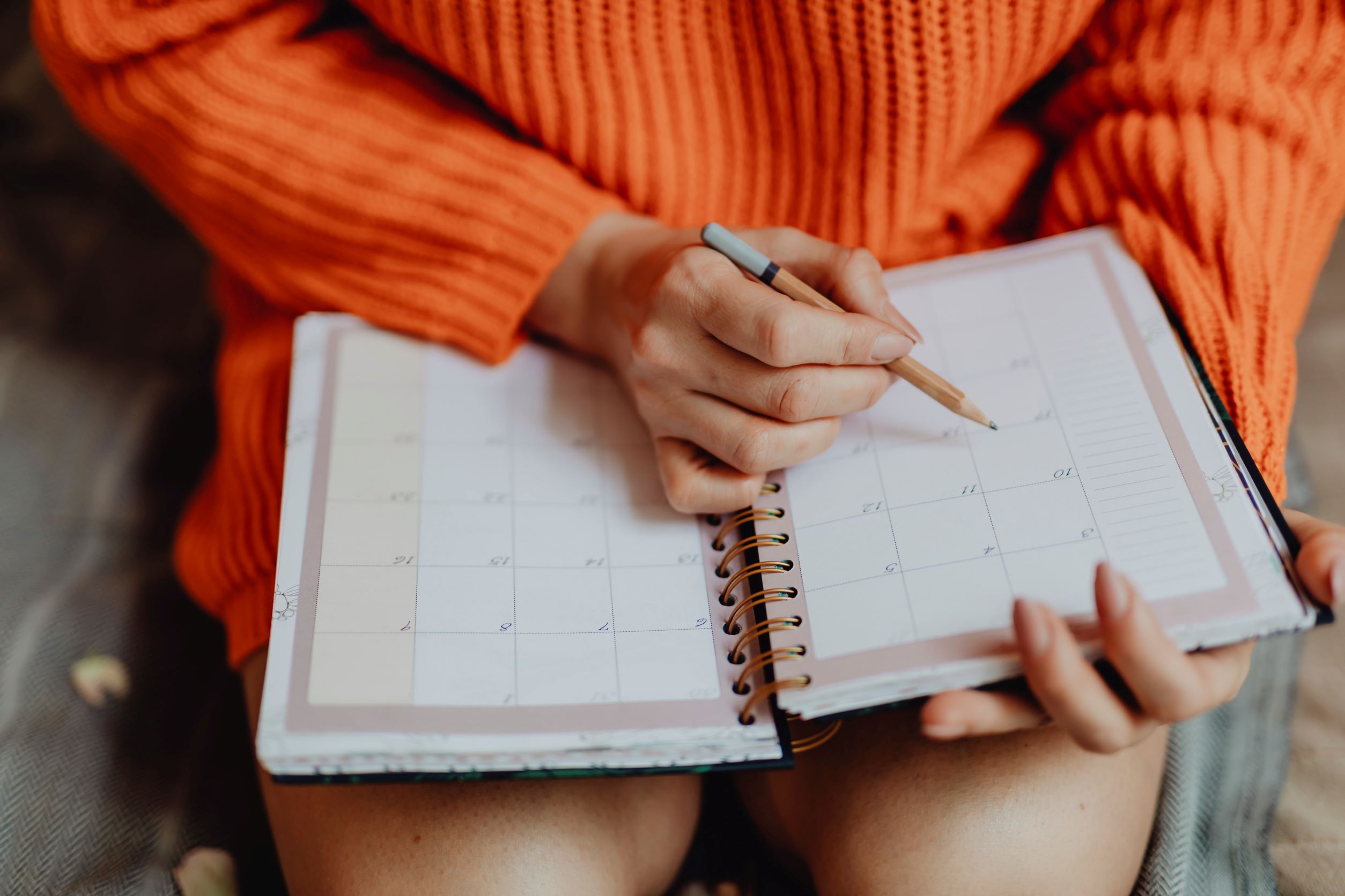 meisje die in Agenda schrijft