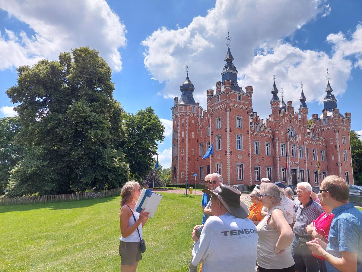 gids bij kasteel