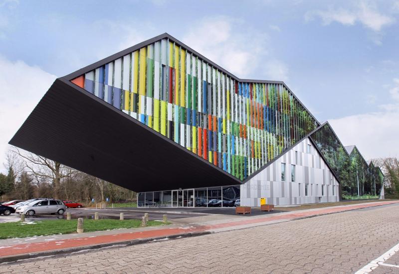 Kleurrijk gebouw in bijzondere architectuur