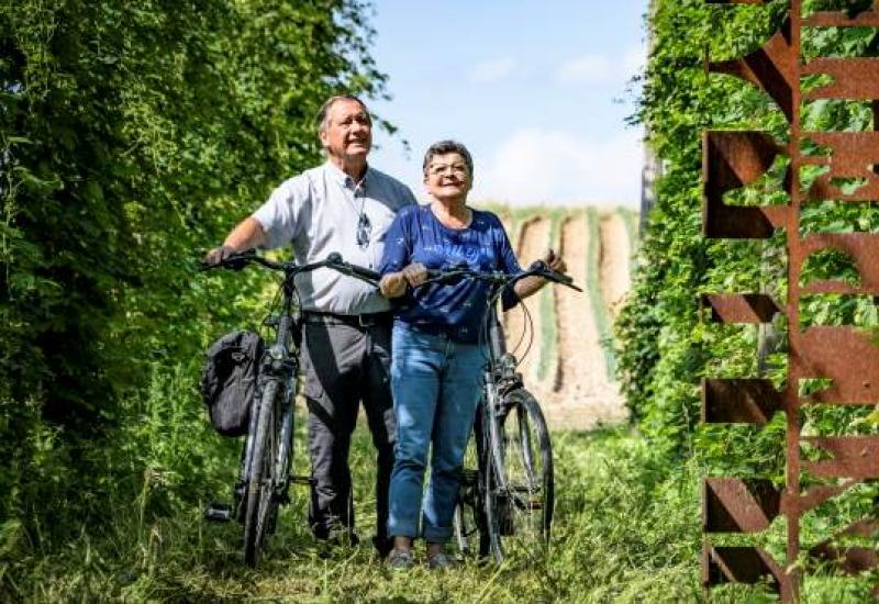 twee fietsers in een hopveld