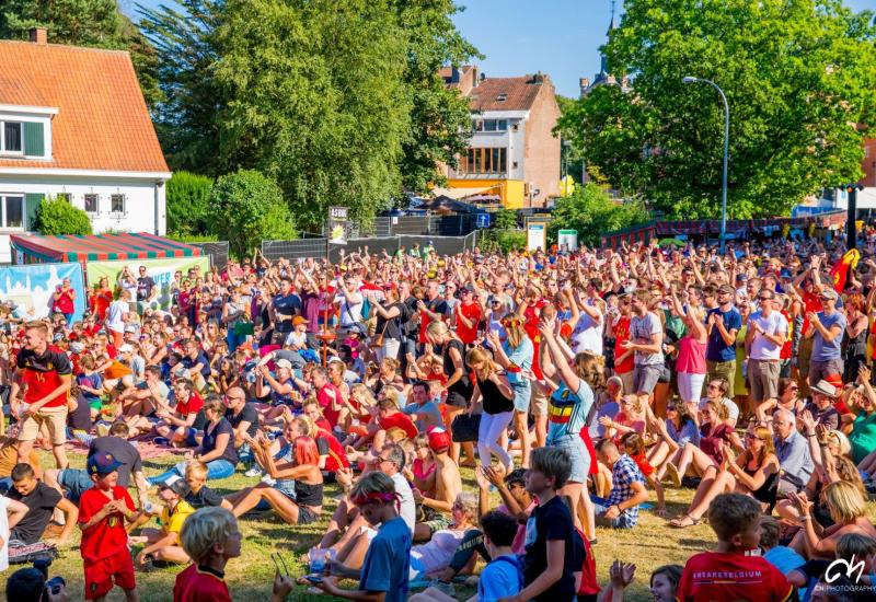 Massa mensen met opstekende handen