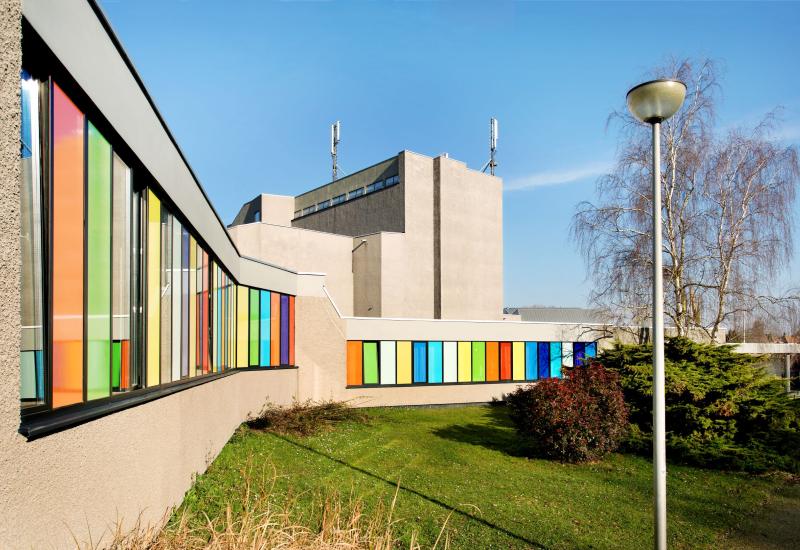 Zijkant gebouw in allerlei vrolijke kleuren