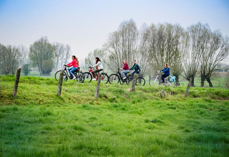 fietsers in het veld