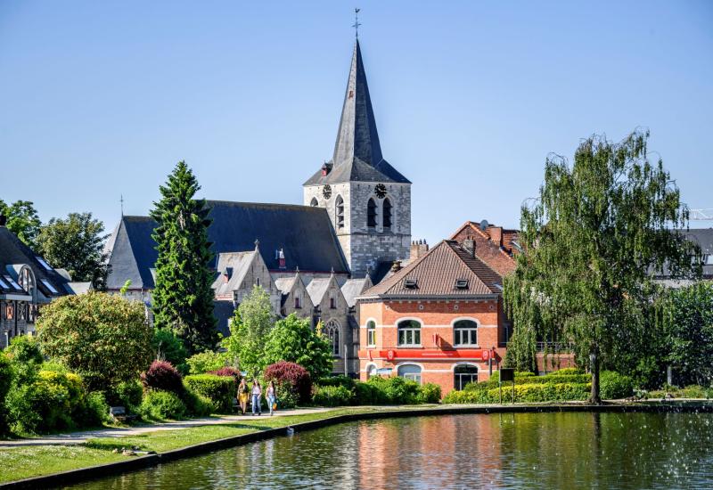 kerk met vijver ervoor