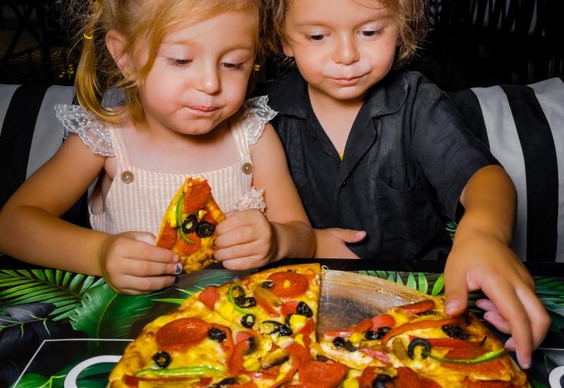 kinderen die pizza eten