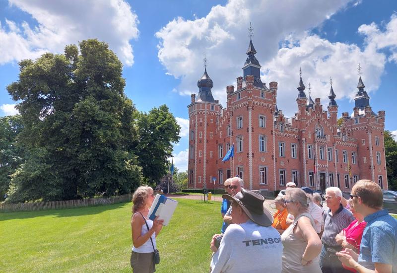 groep mensen met gids bij kasteel