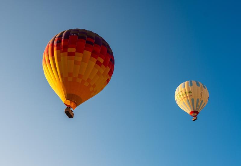 Twee ballonnen in de lucht