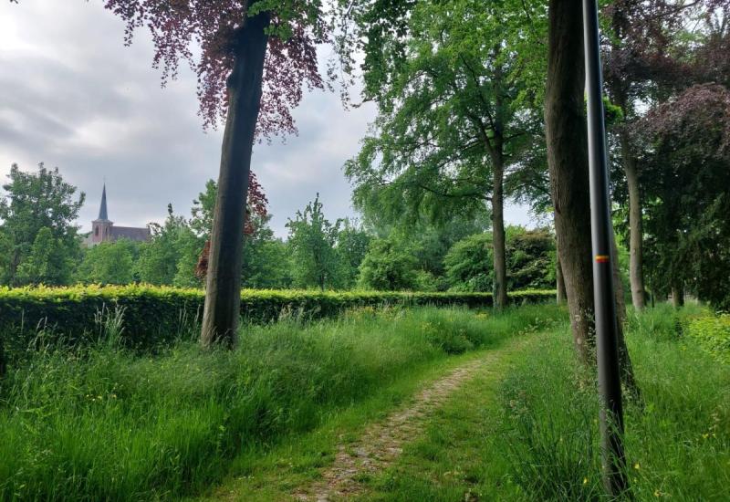 wandelpad met zicht op Sint-Ulriks-Kapelle