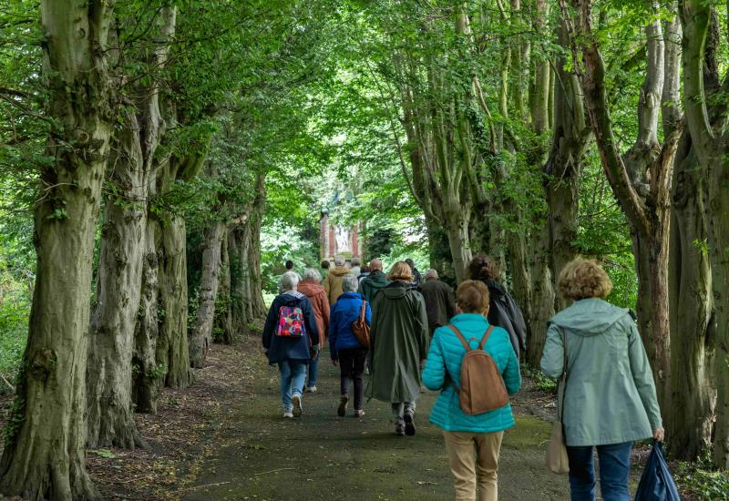 groep wandelaars in bos