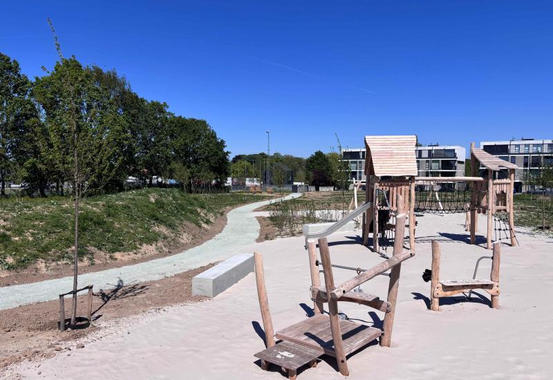 park met speeltoestellen