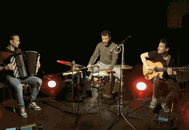 AccordeonFolie 2027 Brasil - Gwen Cresens Trio Belgo-Brazil & Thibault Dille "DAQUI" © onbekend AccordeonFolie 2027 Brasil - Gwen Cresens Trio Belgo-Brazil & Thibault Dille "DAQUI" © onbekend