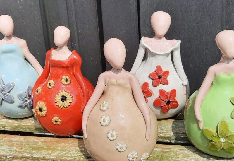 Bolle dames in keramiek © Farah Agneessens