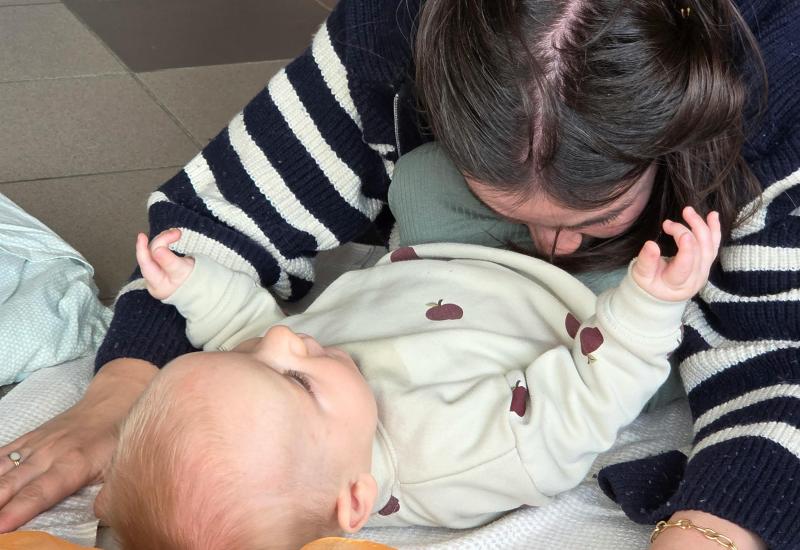 Interactieve yoga met baby - SESSIE vol verbinding © Numinatal Karen Vandaele