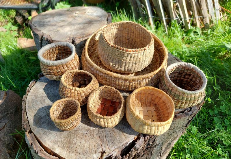 Leer een mandje twijnen met natuurlijke materialen © fiberschool