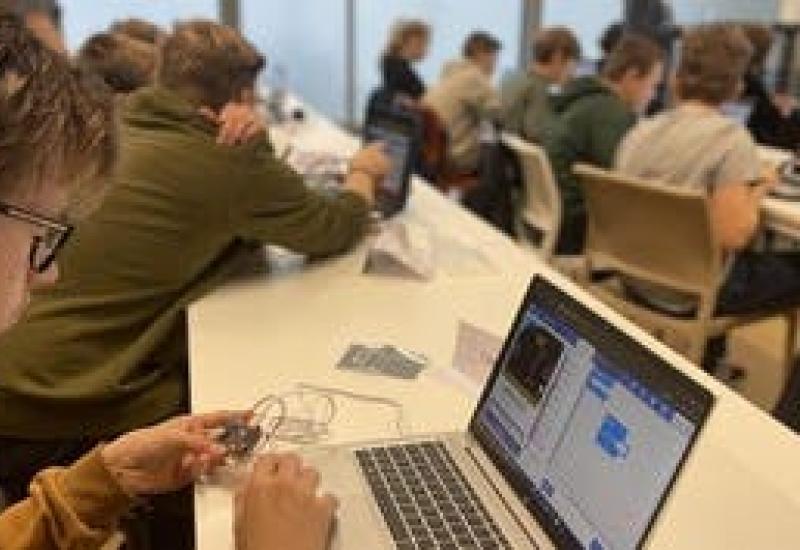 Programmeren in JavaScript, HTML en CSS met CodeFever in jouw buurt - E-Riders Level 3 © VZW CodeFever