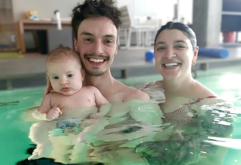 Yoga mama en baby MET partner in zalig warm water - SESSIE vol verbinding © Numinatal Karen Vandaele
