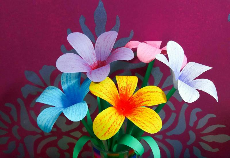 Huis van het Kind Dilbeek- Spel en ontmoeting - Strandbloemen maken © Tamanna Rumee