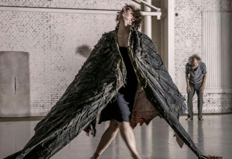 ONCE (10-110) - Kika en Herwig Ilegems / Dirk Hendrikx / Comp. Marius © Luc Schaltin