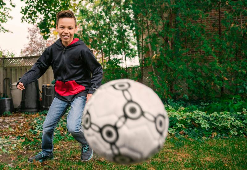 Spel en ontmoeting: voetbalinitiatie © shopify photos by burst