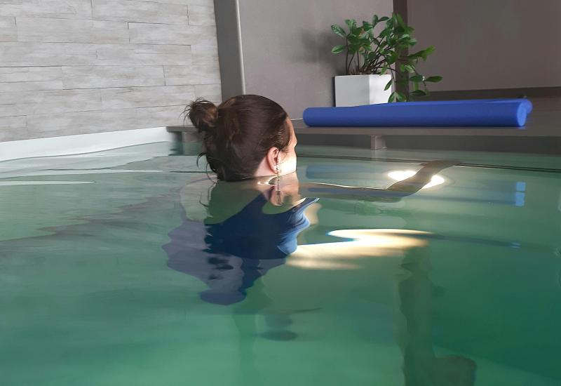 Zwangerschapsyoga in water - SESSIE ontspannen bewegen in zwembad © Numinatal Karen Vandaele