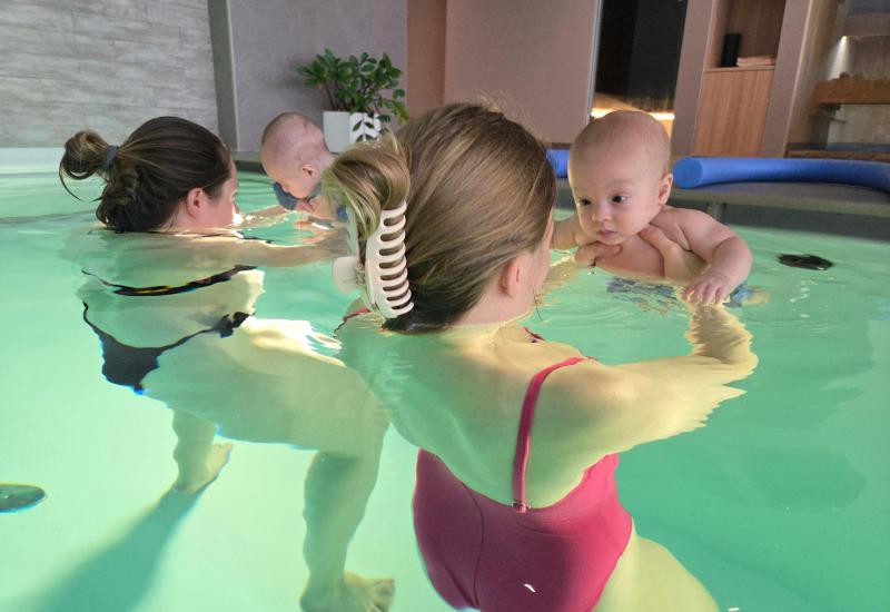 Yoga mama en baby in zalig warm water - SESSIE vol verbinding © Numinatal Karen Vandaele