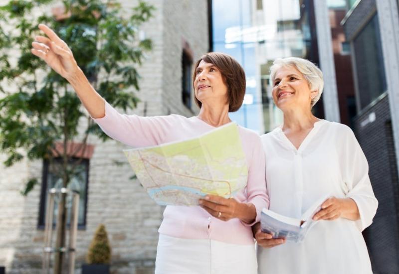 Reisreportage met nieuwjaarsdrink (Raak) © Syda Productions